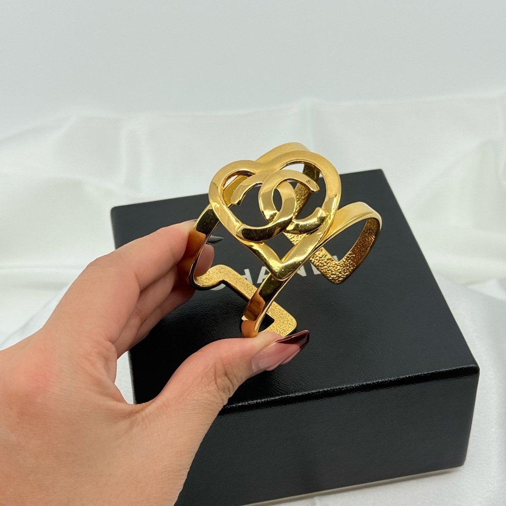 CHANEL Vintage Gold CC Heart Cuff Statement Bracelet - Picture 11 of 12